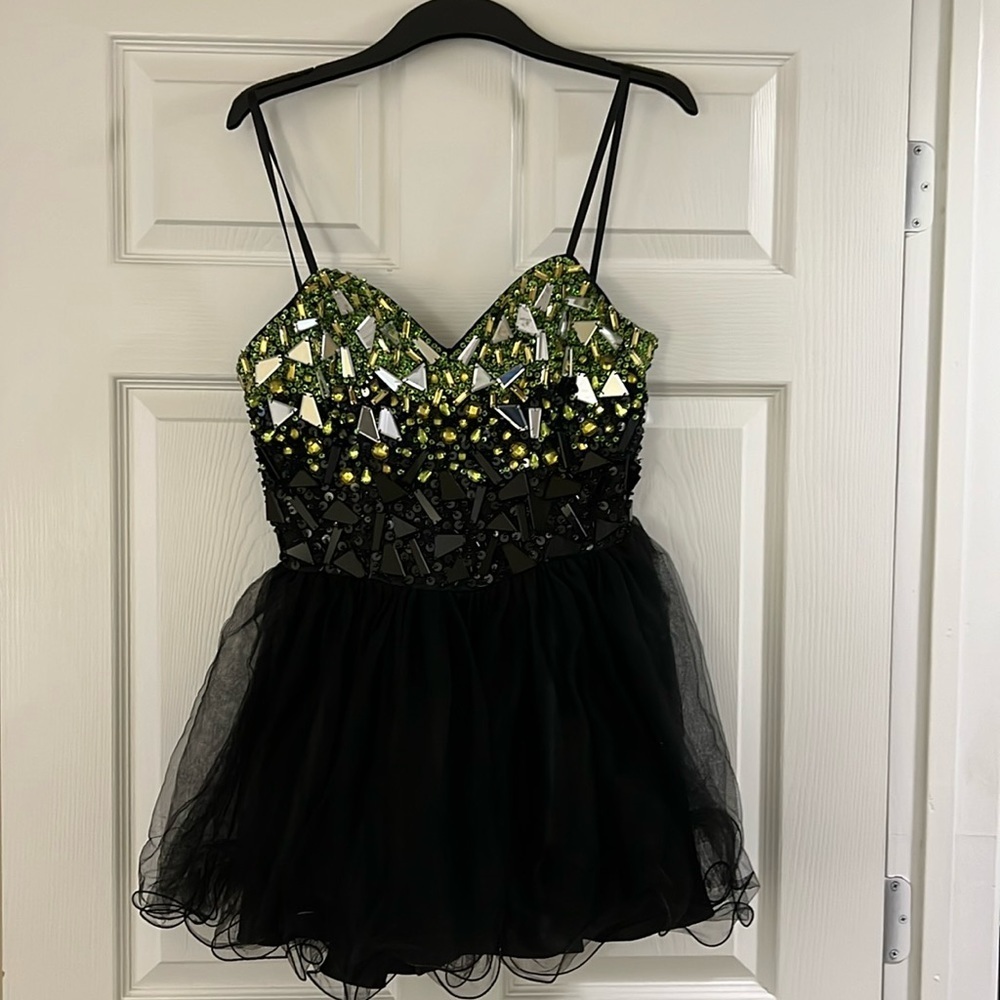 Short Black and Green Prom Dress with Elegant Design M - Picture 2 of 11
